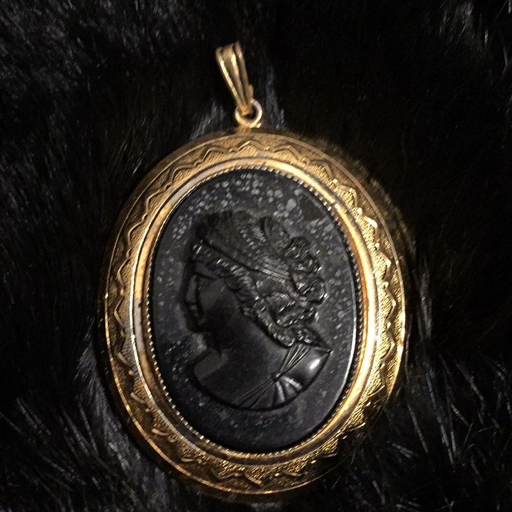 Vintage costume black cameo pendant. Good con.